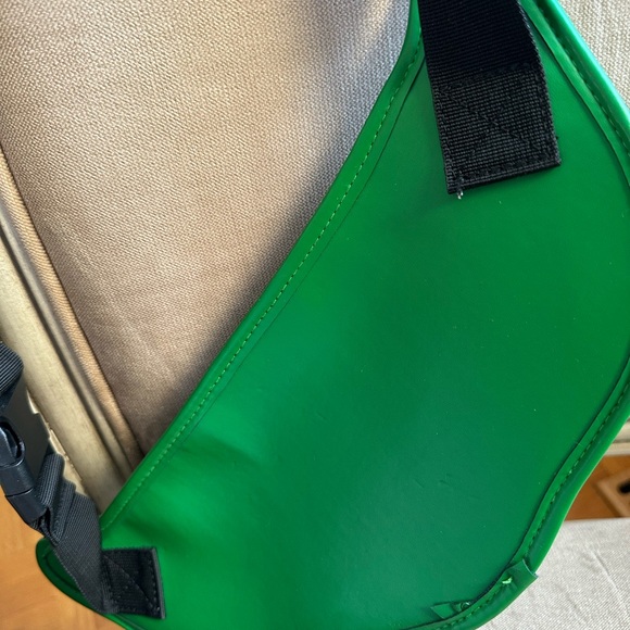 Sugar snap pea shaped Shoulder Bag - Picture 2 of 5